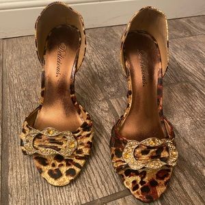 ❤️‍🔥Leopard print heels with gold jeweled accents